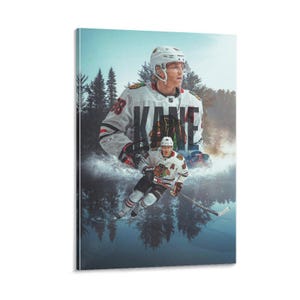 Op de afbeelding: Een canvas print met een hockeyspeler in een wit en zwart shirt met de naam "KANE". De afbeelding heeft een gelaagd effect met een besneeuwde achtergrond en een bos silhouet.