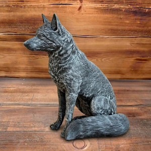 Può includere: Un set di tre tazze in ceramica con finitura opaca e macchiettata. Le tazze sono nei toni del crema, grigio chiaro e grigio scuro. Ogni tazza ha un design semplice e minimalista.