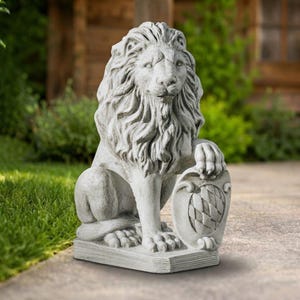 Könnte beinhalten: Eine steinfarbene Löwenstatue in sitzender Position mit detaillierter Mähne und strukturiertem Fell. Der Löwe stützt eine Pfote auf ein schildförmiges Emblem mit Rautenmuster, das Ganze auf einem rechteckigen Sockel platziert.