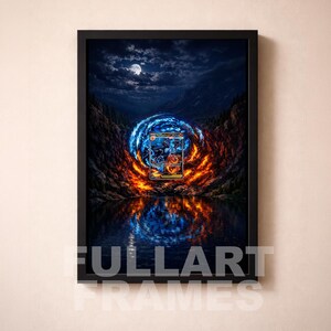 Op de afbeelding: Ingelijst kunstwerk met een fantasielandschap met een blauw en oranje portaal boven een meer. De nachtelijke hemel met volle maan vormt de achtergrond. De zwarte lijst omringt het beeld, met de tekst "FULLART FRAMES" onderaan.