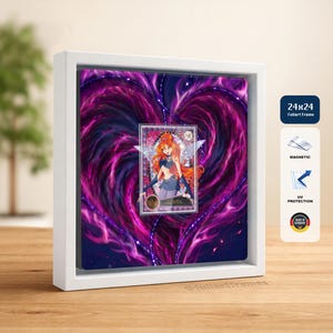 Op de afbeelding: Een wit vierkant frame met een verzamelkaart van een langharig oranjeharig personage met vleugels, tegen een donkerpaarse hartvormige vlammenachtergrond. Het frame is 24x24, magnetisch en voorzien van UV-bescherming.