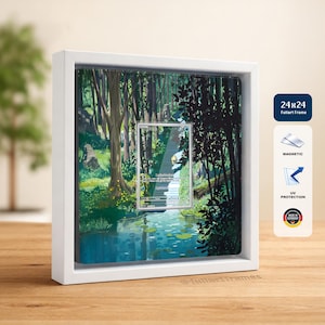 Può includere: Una cornice quadrata bianca contenente un'opera d'arte a strati che raffigura una scena boschiva con una carta collezionabile al centro. La cornice include chiusure magnetiche, protezione UV, un'etichetta 24x24 e un emblema Made in Germany.
