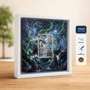 Könnte beinhalten: Ein quadratischer weißer Bilderrahmen mit einer Sammelkarte, die über einer dunklen, stürmischen Meeresillustration mit grünen Blitzen zentriert ist. Der Rahmen verfügt über ein 24x24 Etikett, Magnetverschluss und UV-Schutz.