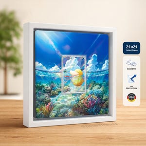 Può includere: Un'opera d'arte con cornice bianca con una carta Pokémon con un'illustrazione di Psyduck. Lo sfondo raffigura una scena subacquea con coralli e cielo blu. La cornice è 61x61 cm e ha protezione UV.