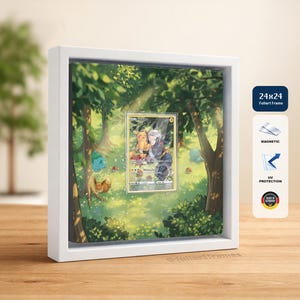 Könnte beinhalten: Ein weiß gerahmter Display-Rahmen mit einer farbenfrohen Illustration einer Waldszene mit einer Pokemon-Karte. Der Rahmen ist mit "24x24 Fullart Frame" beschriftet und enthält die Etiketten "Magnetic" und "UV Protection".