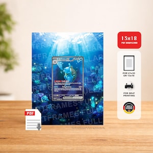 Könnte beinhalten: Gerahmter Druck mit einer Pokémon-Sammelkarte mit einem blauen Blastoise-Charakter. Die Karte ist vor einem blauen Unterwasserhintergrund mit Korallen und dem Text "TFRAMES FULLAR" platziert. Der Druck ist als PDF-Download verfügbar.