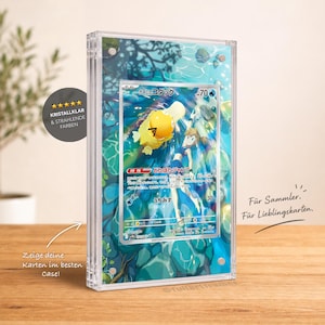 Könnte beinhalten: Ein transparenter magnetischer Acryl-Displayrahmen mit einer japanischen Pokemon-Sammelkarte, die Misty und Enton zeigt. Das Kartenmotiv stellt eine blaue Wasserlandschaft mit einem gelben Enton und einer stehenden Figur dar.