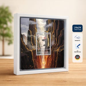 Può includere: Una cornice quadrata bianca contenente una carta collezionabile centrata su un'illustrazione di un canyon roccioso scuro con fessure di lava arancione brillante. La cornice è magnetica, dotata di protezione UV e misura 24x24 cm.