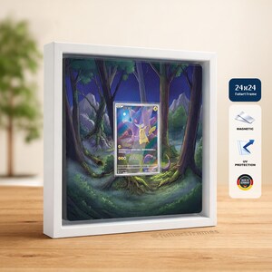 Pode incluir: Uma moldura quadrada branca contendo uma carta colecionável centralizada sobre uma ilustração de floresta. A moldura possui uma etiqueta 24x24, fecho magnético e proteção UV. A arte retrata uma floresta escura com árvores e montanhas.