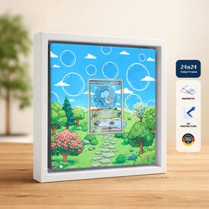 Può includere: Una carta Pokémon incorniciata con il personaggio Mew, ambientata in un paesaggio stravagante con cielo blu e bolle. La cornice bianca è etichettata "24x24 Fullart Frame" e include le etichette "Magnetic" e "UV Protection".