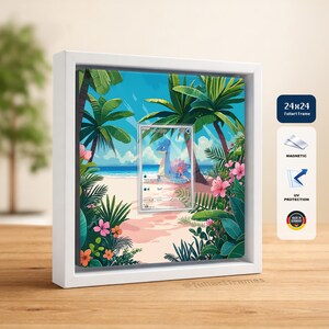 Pode incluir: Uma moldura quadrada branca contendo uma carta colecionável de uma criatura azul em uma cena de praia com palmeiras e flores rosas. A moldura possui etiqueta 24x24, fecho magnético e proteção UV. Fundo de praia tropical.