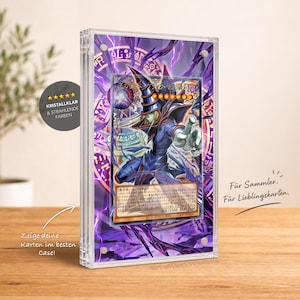 Pode incluir: Um expositor de acrílico transparente contendo uma carta colecionável japonesa de Yu-Gi-Oh! com um personagem mago sombrio. A arte da carta exibe um tema mágico roxo e azul com efeitos de relâmpagos. O estojo é retangular com cantos magnéticos.