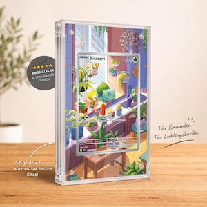 Könnte beinhalten: Ein transparenter magnetischer Acryl-Displayrahmen mit einer Bisasam-Sammelkarte. Die Karte zeigt eine farbenfrohe Illustration eines grünen Wesens in einem sonnendurchfluteten Raum voller Topfpflanzen, hängendem Grün und kleinen Kakteen auf dem Fensterbrett.