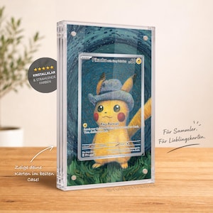 Könnte beinhalten: Ein transparenter magnetischer Acryl-Displayrahmen mit einer Pikachu with Grey Felt Hat Sammelkarte. Die Karte zeigt eine gelbe Figur mit blauem Hut vor einem wirbelnden blauen Hintergrund. Der Rahmen ist rechteckig mit vier silbernen Magneten.