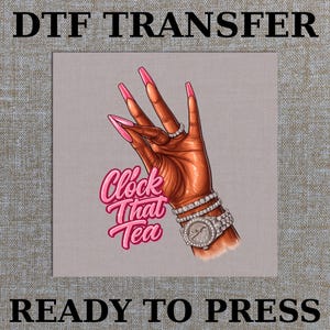 Può includere: Design di trasferimento DTF con una mano con unghie lunghe rosa, un anello di diamanti e un orologio di diamanti. La frase "Clock That Tea" è in corsivo rosa. Le parole "READY TO PRESS" sono in basso.