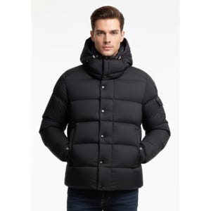 Puede incluir: Chaqueta acolchada negra con capucha y cierre de botones. La chaqueta tiene cuello alto, bolsillos laterales y un diseño acolchado. El modelo lleva la chaqueta con vaqueros azules. Diseñada para el frío.