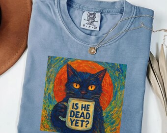 Camiseta Comfort Colors® "Ele já morreu?" com estampa de gato preto, camiseta engraçada com estampa de gato preto, camiseta com protesto político sutil, camiseta liberal com humor negro.