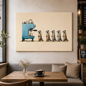 Puede incluir: Una impresión de arte mural rectangular sobre un fondo beige claro que muestra una máquina de café espresso azul sirviendo café en una taza, con una fila de cinco mapaches marrones y grises de pie esperando su turno para recibir una bebida.