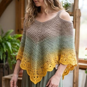 Peut inclure: Un poncho crocheté aux couleurs dégradées, passant du marron au vert et enfin au jaune au niveau de l'ourlet festonné. Le poncho présente un col en V et des épaules ouvertes, mettant en valeur un design unique.