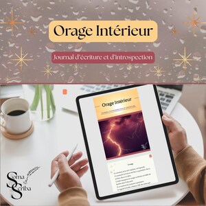 Puede incluir: Una tableta digital que muestra un diario titulado Orage Intérieur, con una portada que presenta un gráfico de tormenta eléctrica. La pantalla muestra texto en francés sobre introspección y escritura. La tableta se sostiene con las manos.