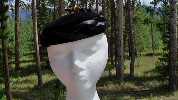 Vintage Black Beret 50s 60s Hat Velvet Beret Styl… - image 1