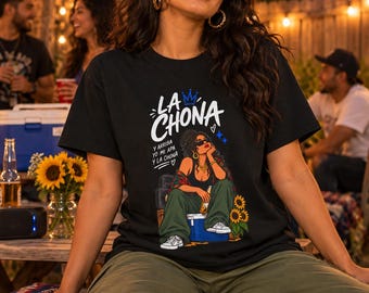 La Chona Illustration T-Shirt | Retro Chola Frau, Sonnenblumen, Spanischer Spruch