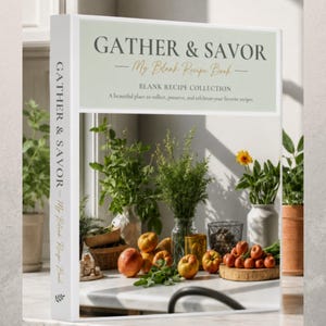 Può includere: Un libro di ricette con copertina rigida bianca intitolato Gather & Savor My Blank Recipe Book. La copertina presenta un'intestazione rettangolare verde chiaro con testo scuro e una scena fotografica di prodotti freschi, erbe e fiori.
