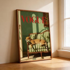 Puede incluir: Una impresi&oacute;n enmarcada con un guepardo descansando en un sof&aacute; a rayas verdes y blancas. La palabra "VOGUE" se muestra en rojo en la parte superior. La obra de arte tiene una est&eacute;tica vintage y est&aacute; sobre un fondo verde.