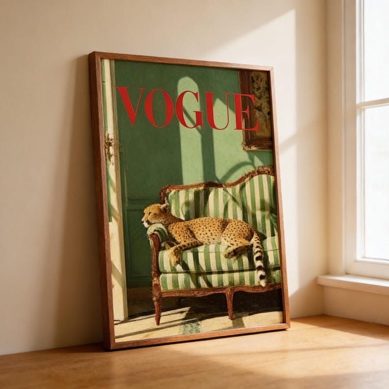 Puede incluir: Una impresi&oacute;n enmarcada con un guepardo descansando en un sof&aacute; a rayas verdes y blancas. La palabra "VOGUE" se muestra en rojo en la parte superior. La obra de arte tiene una est&eacute;tica vintage y est&aacute; sobre un fondo verde.