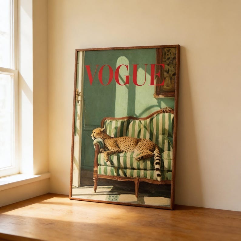Puede incluir: Impresi&oacute;n enmarcada con la palabra "VOGUE" en letras rojas. La obra de arte representa un guepardo descansando en un sof&aacute; a rayas verdes y blancas. El fondo es una habitaci&oacute;n de tonos verdes con una ventana y una peque&ntilde;a pintura.