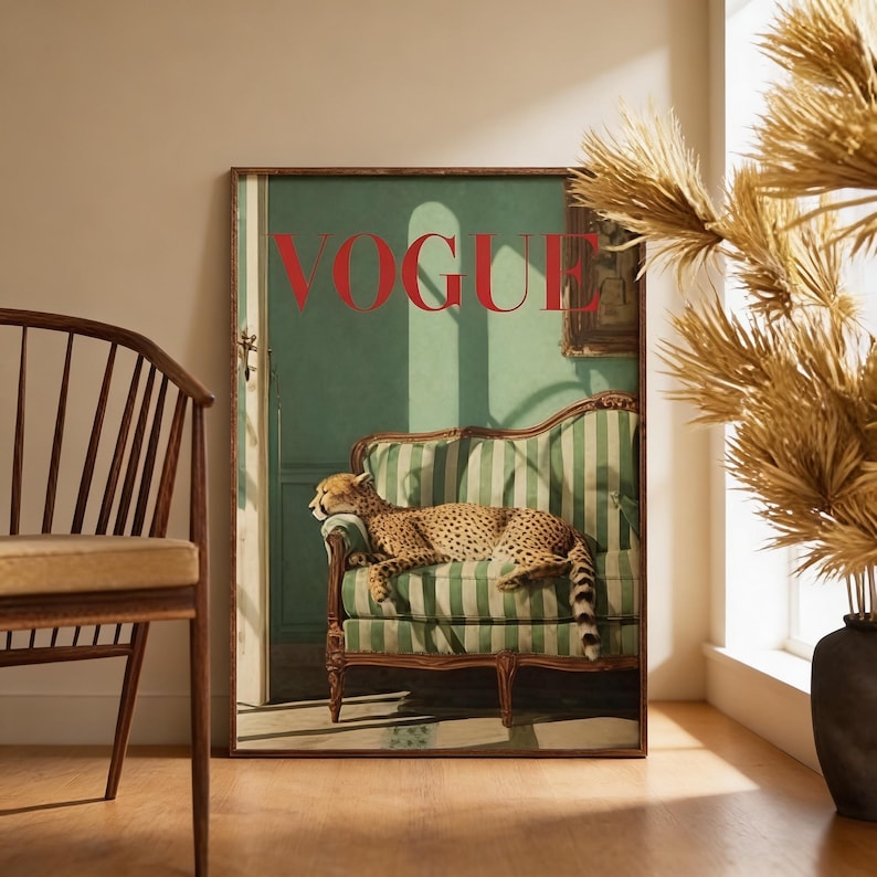 Puede incluir: Impresi&oacute;n enmarcada con la palabra "VOGUE" en rojo. La imagen muestra un guepardo descansando en un sof&aacute; a rayas verdes y blancas. El fondo es una pared verde con una puerta y una pintura.
