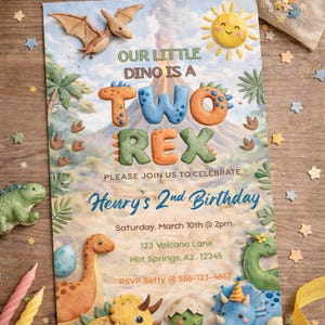 K&ouml;nnte beinhalten: Eine farbenfrohe Geburtstagseinladung zum Thema Dinosaurier mit dem Text "Our Little Dino is a Two Rex". Die Einladung enth&auml;lt Illustrationen von Dinosauriern, einer Sonne und dem Text "Henry's 2nd Birthday". Die Einladung ist mit sternf&ouml;rmigem Konfetti verziert.