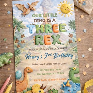 K&ouml;nnte beinhalten: Eine Geburtstagseinladung zum Thema Dinosaurier mit dem Text "Our Little Dino is a Three Rex". Die Einladung enth&auml;lt Illustrationen von Dinosauriern, einem Vulkan und einer l&auml;chelnden Sonne. Die Einladung ist f&uuml;r Henrys 3. Geburtstag.