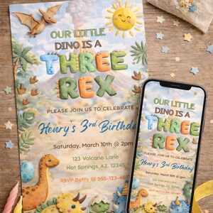 K&ouml;nnte beinhalten: Eine Geburtstagseinladung zum Thema Dinosaurier und ein Smartphone, das das gleiche Design anzeigt. Die Einladung lautet "Our Little Dino is a Three Rex" mit Details f&uuml;r eine 3. Geburtstagsfeier. Das Design umfasst Zeichentrickdinosaurier, einen Vulkan und eine l&auml;chelnde Sonne.