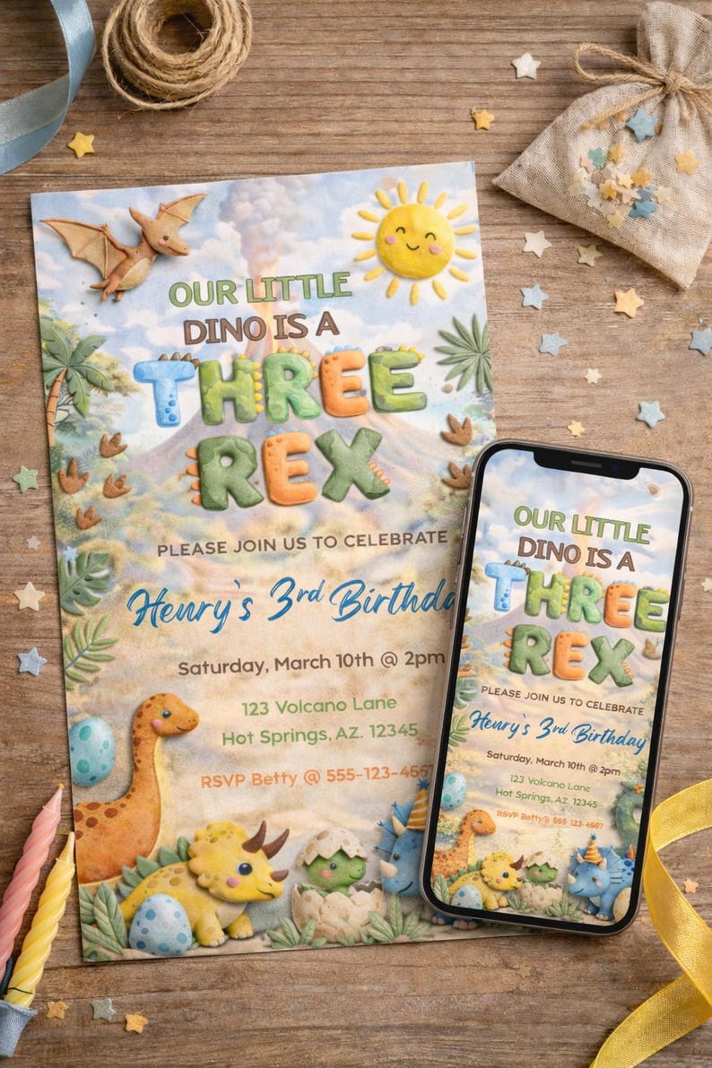 K&ouml;nnte beinhalten: Eine Geburtstagseinladung zum Thema Dinosaurier und ein Smartphone, das das gleiche Design anzeigt. Die Einladung lautet "Our Little Dino is a Three Rex" mit Details f&uuml;r eine 3. Geburtstagsfeier. Das Design umfasst Zeichentrickdinosaurier, einen Vulkan und eine l&auml;chelnde Sonne.