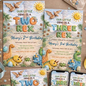 K&ouml;nnte beinhalten: Geburtstagseinladungen mit Dinosaurier-Motiv mit den Texten "Our Little Dino is a Two Rex" und "Our Little Dino is a Three Rex". Die Einladungen zeigen Zeichentrick-Dinosaurier, einen Vulkan und eine l&auml;chelnde Sonne. F&uuml;r Henrys 2. und 3. Geburtstag.
