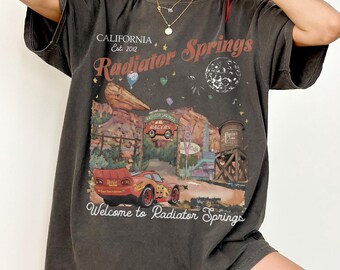 chemise vintage Radiator Springs Comfort Colors, t-shirt Lightning McQueen Pixar Cars, chemise assortie Disneyland 2026 pour voyage en famille vacances Disney.