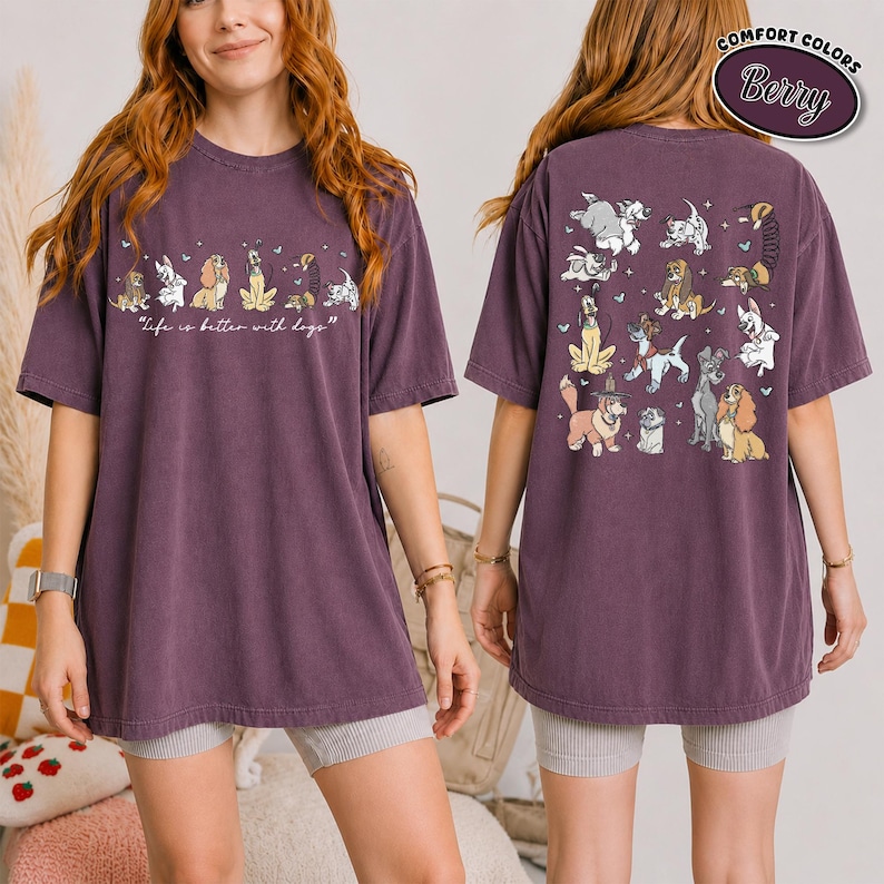 Puede incluir: Camiseta de color baya con un dise&ntilde;o de perros. La parte delantera presenta la frase "life is better with dogs" sobre ilustraciones de perros. La parte trasera de la camiseta muestra varias ilustraciones de perros. La camiseta es de color confort.