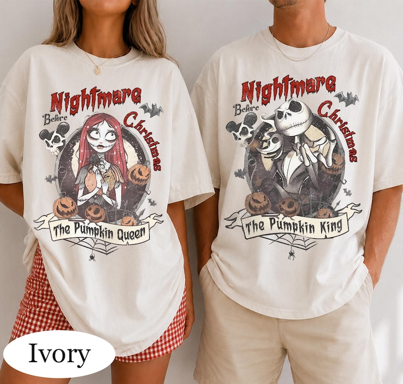 Puede incluir: Dos camisetas de color marfil con gr&aacute;ficos de Nightmare Before Christmas. Una muestra a Sally con el texto 'Nightmare Before Christmas The Pumpkin Queen', mientras que la otra muestra a Jack Skellington con 'Nightmare Before Christmas The Pumpkin King'.