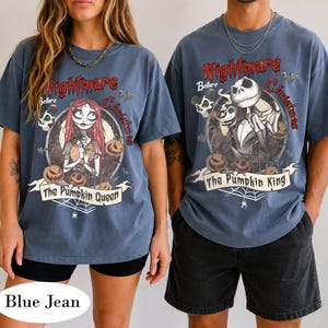 Puede incluir: Dos camisetas azules con gr&aacute;ficos de Nightmare Before Christmas. La camiseta izquierda muestra a Sally con el texto The Pumpkin Queen. La camiseta derecha muestra a Jack Skellington con el texto The Pumpkin King. Ambas tienen marcos circulares.