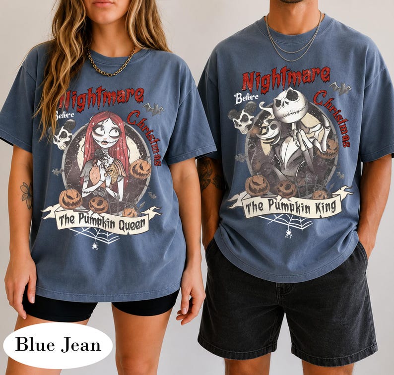 Puede incluir: Dos camisetas azules con gr&aacute;ficos de Nightmare Before Christmas. La camiseta izquierda muestra a Sally con el texto The Pumpkin Queen. La camiseta derecha muestra a Jack Skellington con el texto The Pumpkin King. Ambas tienen marcos circulares.