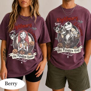 Puede incluir: Dos camisetas de cuello redondo color baya con estampados gr&aacute;ficos de Pesadilla antes de Navidad. Una camiseta muestra a Sally con el texto The Pumpkin Queen, mientras que la otra muestra a Jack Skellington con el texto The Pumpkin King.