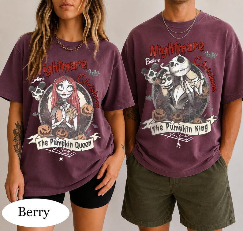 Puede incluir: Dos camisetas de cuello redondo color baya con estampados gr&aacute;ficos de Pesadilla antes de Navidad. Una camiseta muestra a Sally con el texto The Pumpkin Queen, mientras que la otra muestra a Jack Skellington con el texto The Pumpkin King.