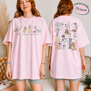 Puede incluir: Camiseta rosa claro con cuello redondo y mangas cortas. La parte delantera de la camiseta presenta una l&iacute;nea de perros de dibujos animados con el texto "Life is better with dogs". La parte trasera de la camiseta tiene una colecci&oacute;n de ilustraciones de perros.