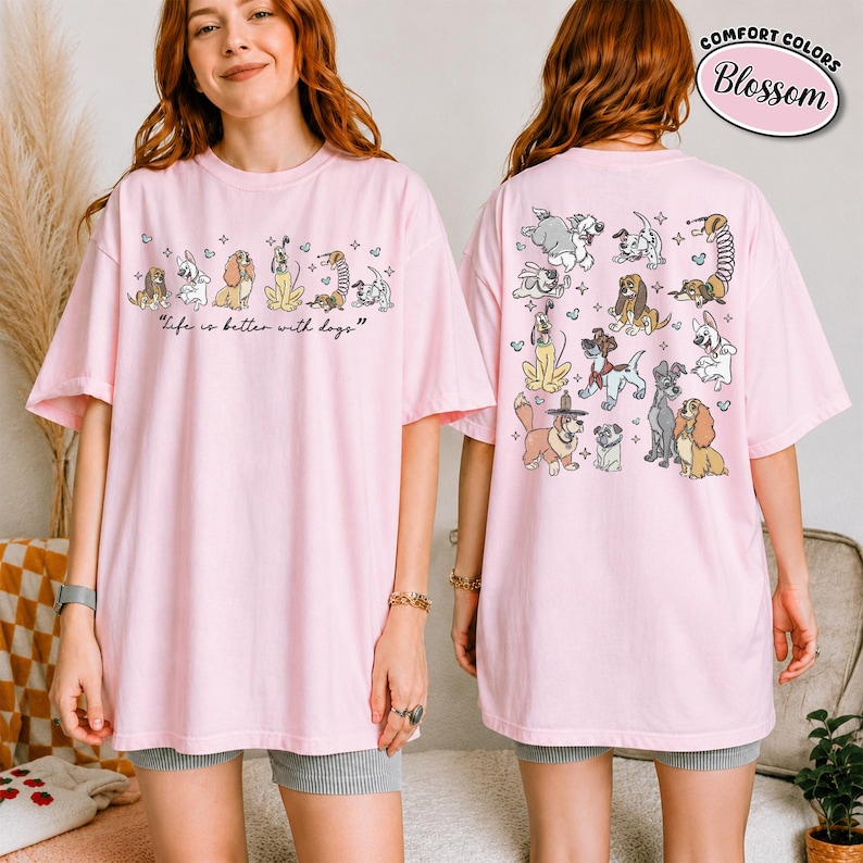 Puede incluir: Camiseta rosa claro con cuello redondo y mangas cortas. La parte delantera de la camiseta presenta una l&iacute;nea de perros de dibujos animados con el texto "Life is better with dogs". La parte trasera de la camiseta tiene una colecci&oacute;n de ilustraciones de perros.