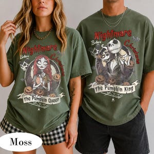Puede incluir: Dos camisetas de manga corta color verde musgo con gr&aacute;ficos de Nightmare Before Christmas. Una muestra a Sally con el texto The Pumpkin Queen, la otra a Jack Skellington con el texto The Pumpkin King. Ambas incluyen letras rojas.