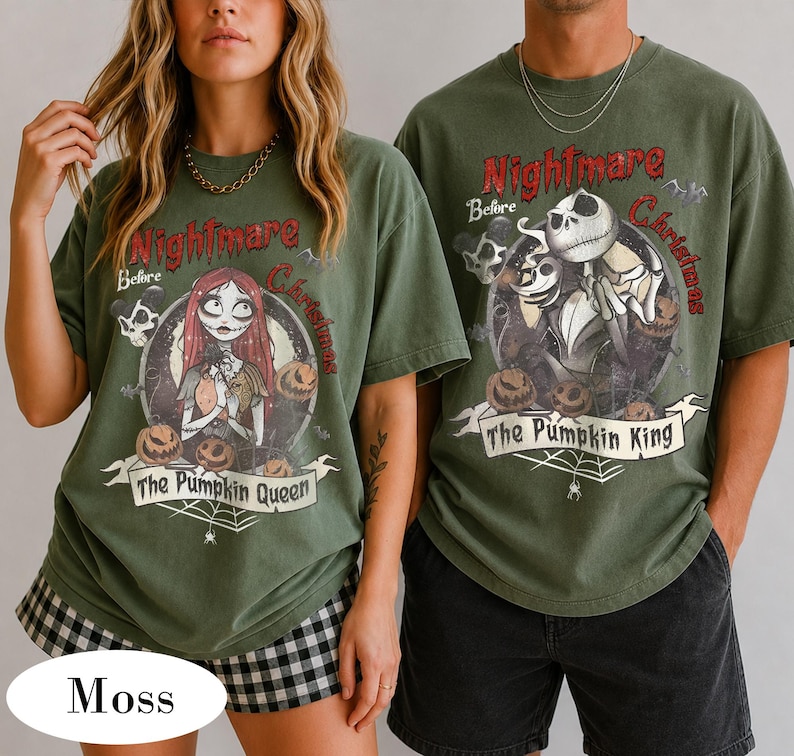 Puede incluir: Dos camisetas de manga corta color verde musgo con gr&aacute;ficos de Nightmare Before Christmas. Una muestra a Sally con el texto The Pumpkin Queen, la otra a Jack Skellington con el texto The Pumpkin King. Ambas incluyen letras rojas.