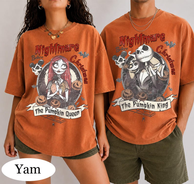 Puede incluir: Dos camisetas de color naranja quemado con gr&aacute;ficos de Nightmare Before Christmas. La camiseta izquierda muestra a Sally con el texto The Pumpkin Queen, mientras que la derecha muestra a Jack Skellington con el texto The Pumpkin King. Ambas incluyen marcos circulares, murci&eacute;lagos y calabazas.