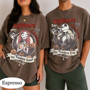 Puede incluir: Dos camisetas color espresso con estampados gr&aacute;ficos de Pesadilla antes de Navidad. Una muestra a Sally con el texto The Pumpkin Queen, mientras que la otra muestra a Jack Skellington con el texto The Pumpkin King.
