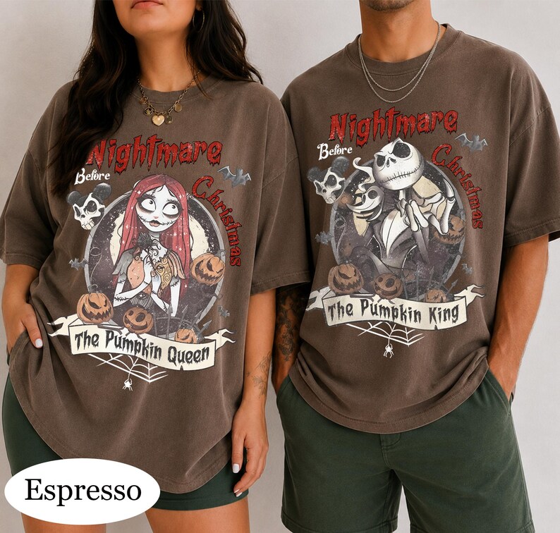 Puede incluir: Dos camisetas color espresso con estampados gr&aacute;ficos de Pesadilla antes de Navidad. Una muestra a Sally con el texto The Pumpkin Queen, mientras que la otra muestra a Jack Skellington con el texto The Pumpkin King.